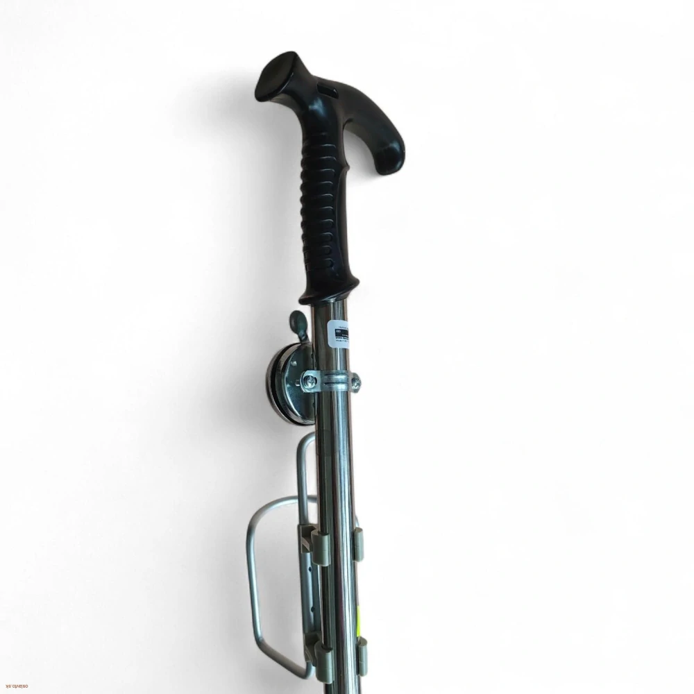 Vtipný darček – palica so stojanom na fľašu alebo plechovku a zvončekom